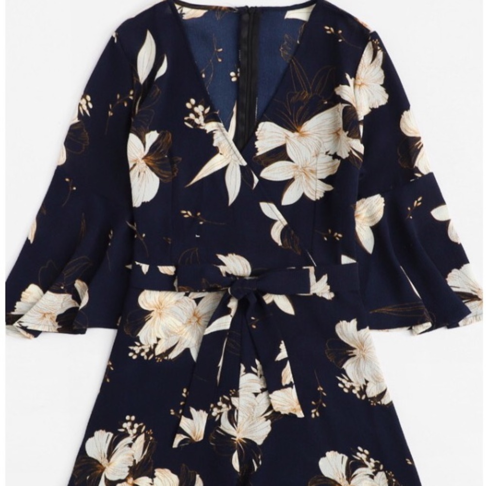 NWOT Floral Print Fluted Sleeve Romper S